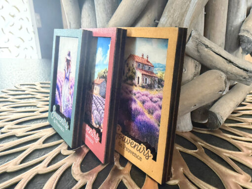 Grossiste Souvenirs de Provence en Bois : Magnets, Porte-clés & Cartes 2026