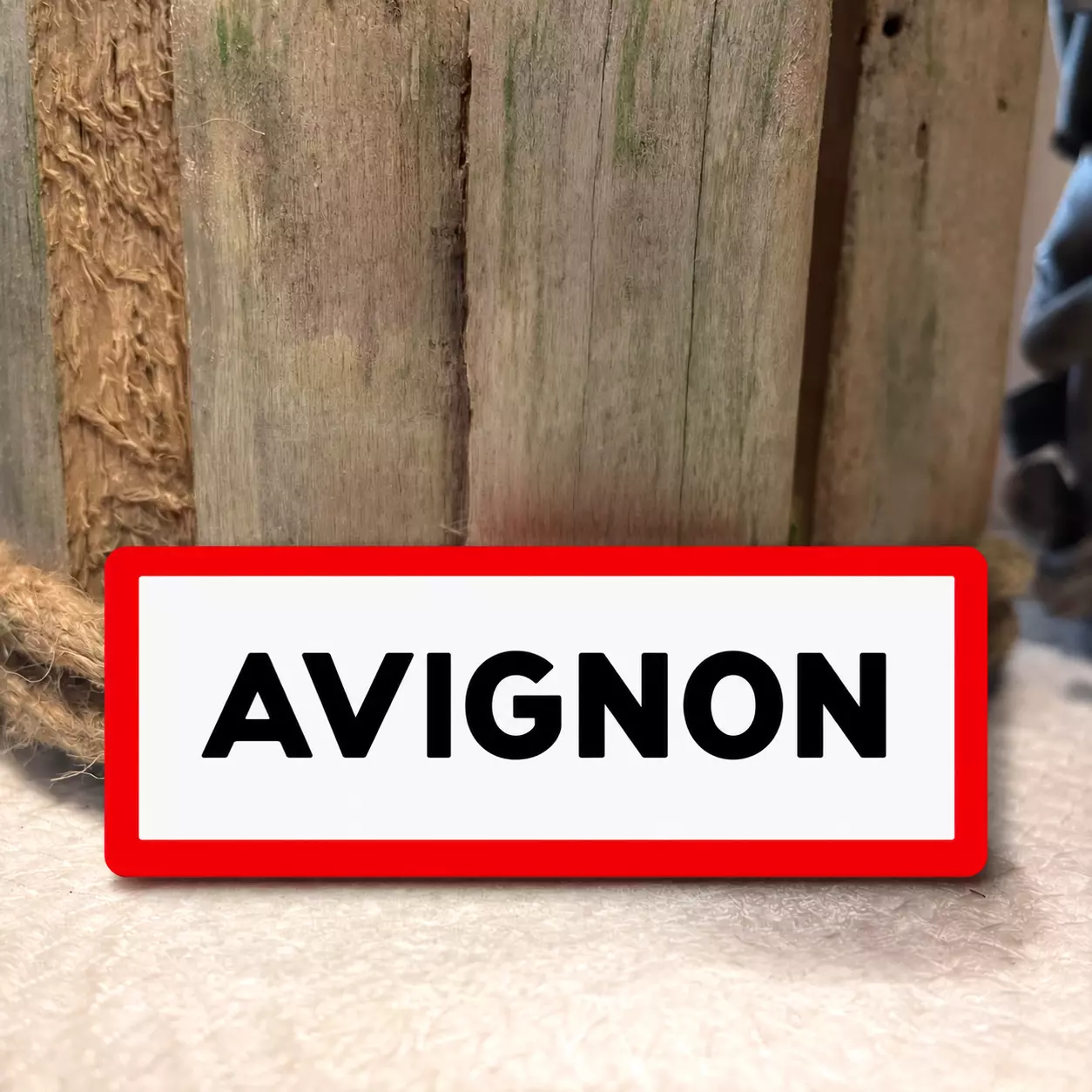 Panneau rouge d’Avignon sur bois vieilli